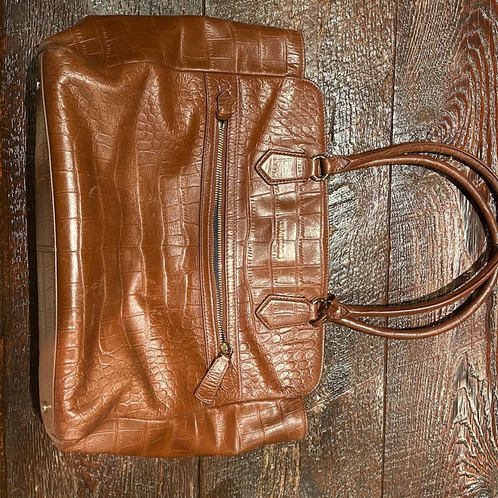 COLEHAAN. Large tote bag Very Good condition slight scratches not snags or tears